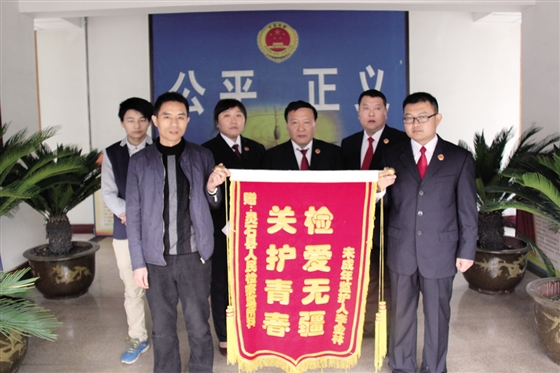 灵石县人民检察院未成年人刑事检察办案组工作纪实 张旺祥 张国红 王彦玺 今年以来,灵石县人民检察院严格按照新《刑事诉讼法》的要求,认真贯彻教育、感化、挽救的方针,针对未成年人犯罪案件的特殊性,积极推进未成年人刑事案件办理工作的开展。2014年4月,成立未成年人刑事检察办案组,实行未检工作一盘棋,指定专人负责办理同一起未成年人犯罪案件的审查逮捕、审查起诉、犯罪预防和矫治帮教法律监督工作,做到捕、诉、监、防四位一体,推进未成年人刑事案件的专业化办理,对未成年人刑事检察工作进行了大胆尝试和创新,取