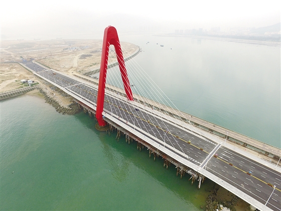 5月27日,福建漳州双鱼岛大桥建成通车,将离岸式人工岛与大陆相连。当日,我国首个大型离岸式人工岛双鱼岛大桥建成通车,并同期启动以海豚为主题的双鱼岛海梦湾旅游项目,双鱼岛正式开门迎客。 双鱼岛项目位于福建漳州招商局经济技术开发区大磐浅滩,与厦门鼓浪屿交相辉映,总面积2.2平方公里,总投资35亿元,于2010年开工建设。目前双鱼岛已经全面启动市政工程建设,将打造一座集旅游度假、休闲娱乐、商业居住为一体的人工岛。 新华社记者 姜克红 摄