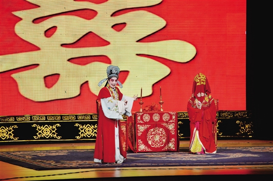 新编历史剧《泪洒姑苏》在晋中大剧院上演.杨洋 摄