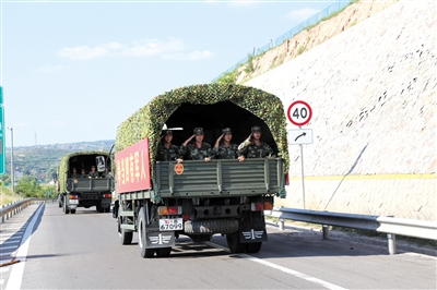 湖北嘉鱼县武警8650部队某部临时驻地上,一辆辆满载人民子弟兵的军车