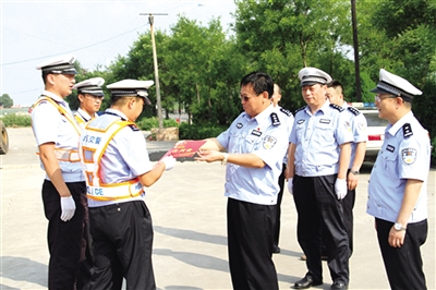 市交警支队政委陈俊燕在祁县交警大队向一线民警送上慰问金 武小宽